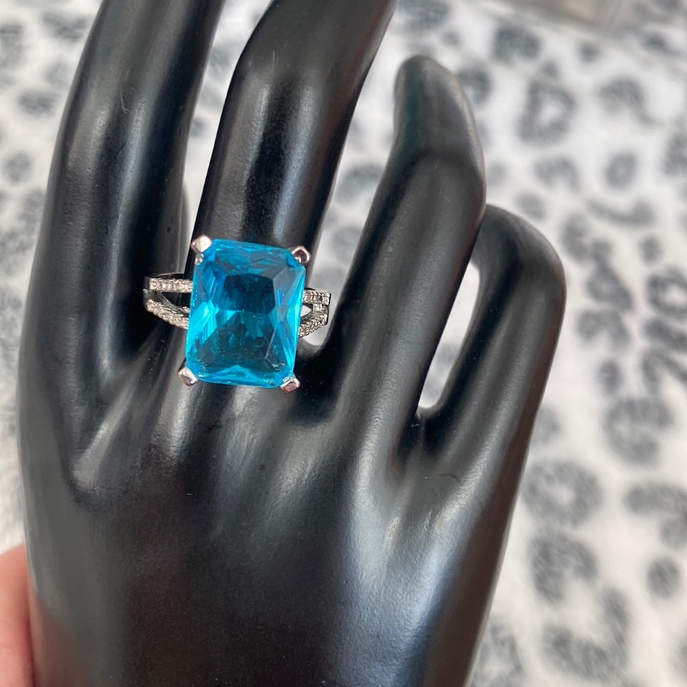 Turquoise colored large crystal silvertone ring costume jewelry